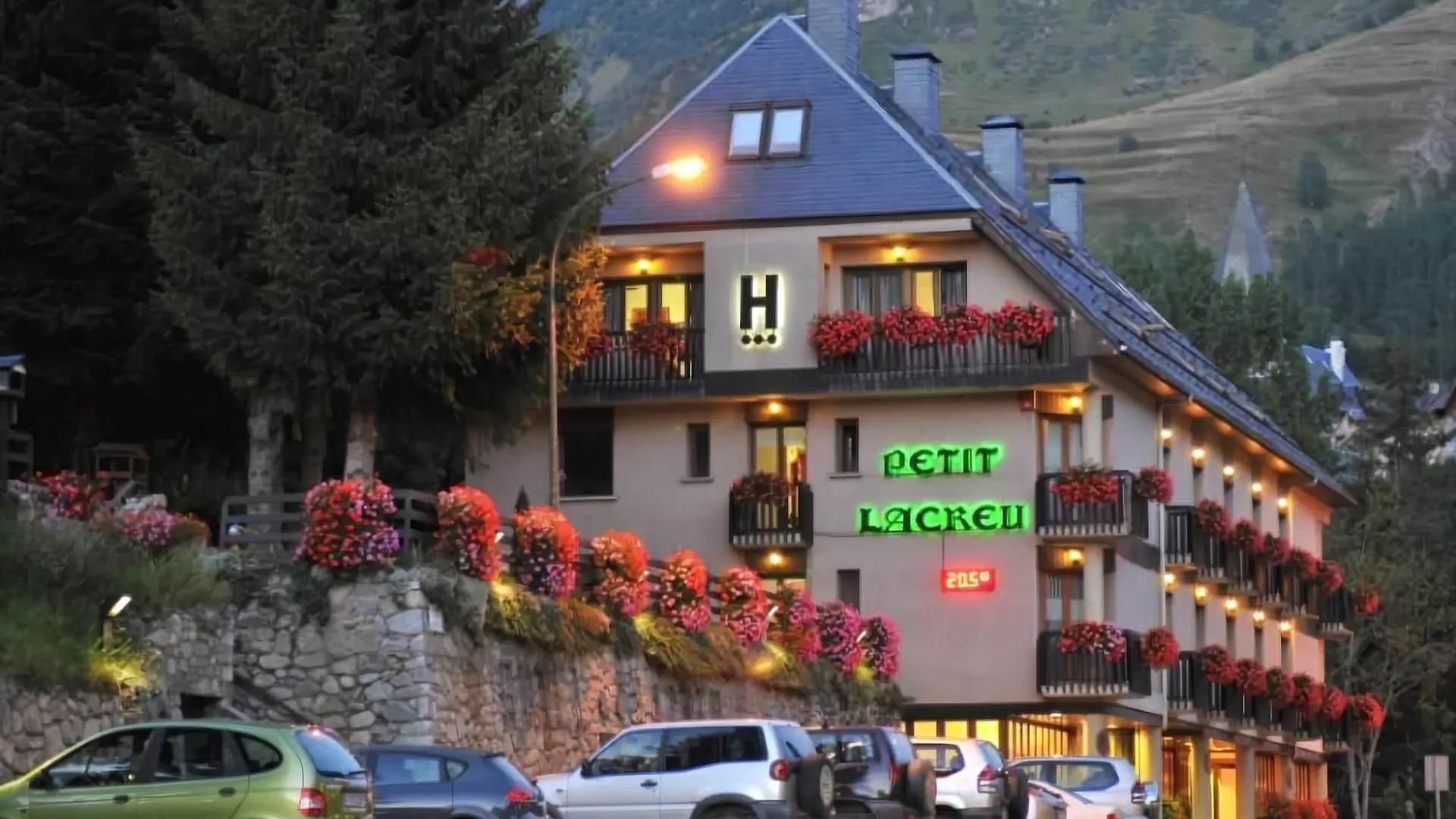 Hotel Petit Lacreu Salardú 3*,  Spanien